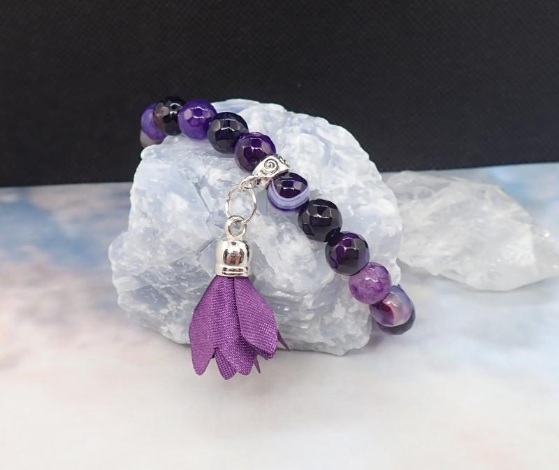 Lila achát karkötő selyemvirággal