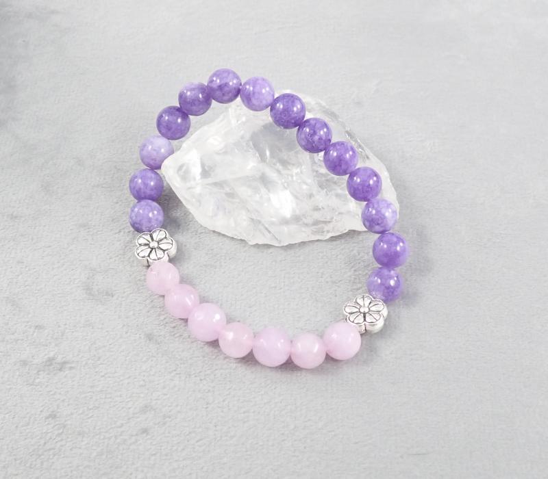 Lila karkötő virágokkal