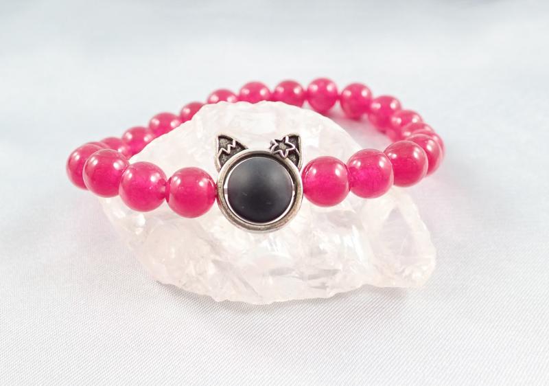 Málnaszínű jáde karkötő cicafejjel