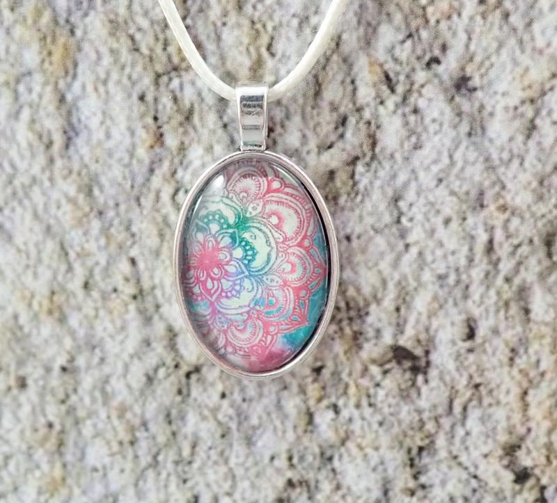 Mandalamintás medál, világos