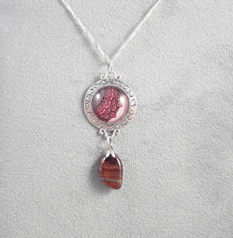 Mandalás medál vörös tigrisszemmel