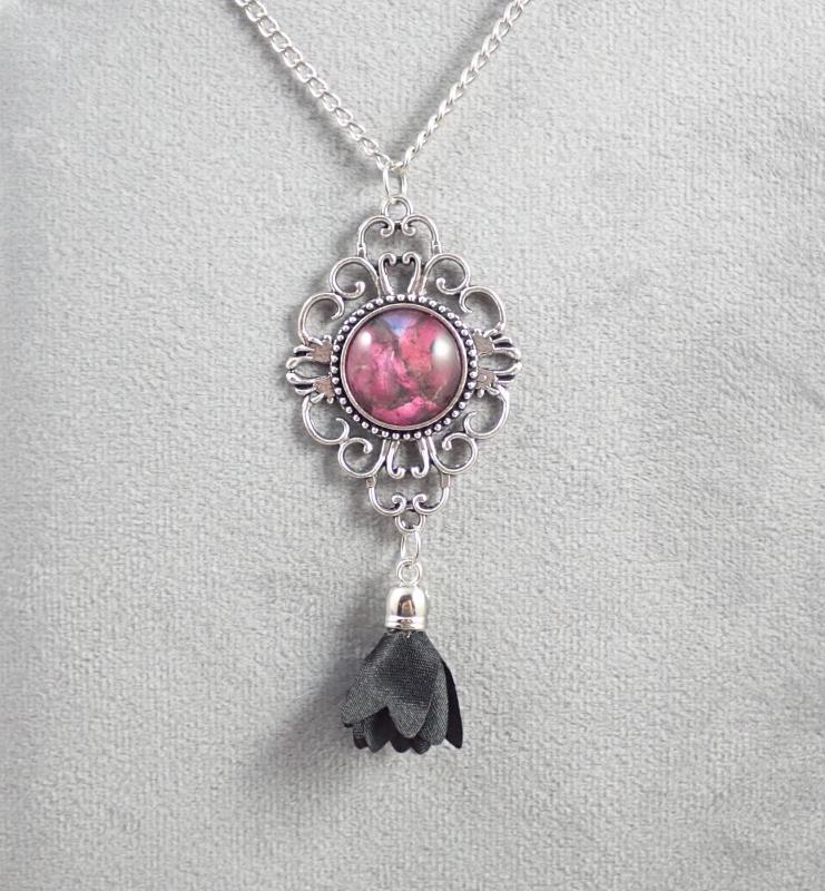 Medál fekete virággal