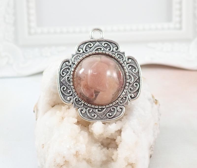 Medál rózsaszín mohaacháttal