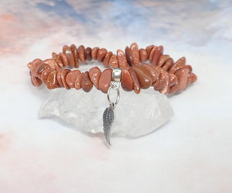 Napkő szemcse karkötő angyalszárnnyal