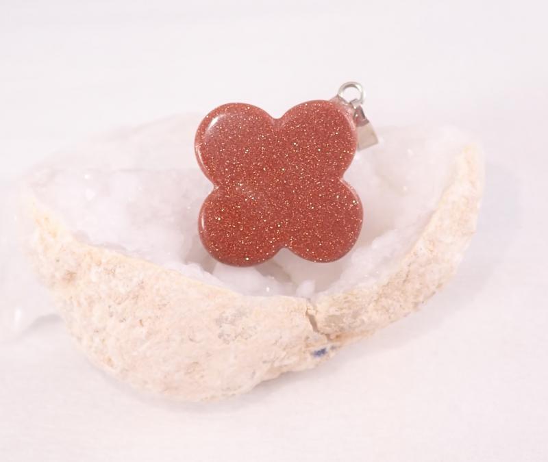 Négyszirmú napkő medál