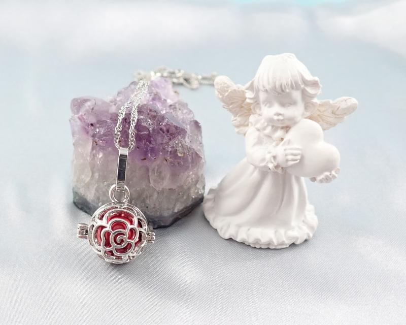 Nyitható medál, bordó gyönggyel, kicsi