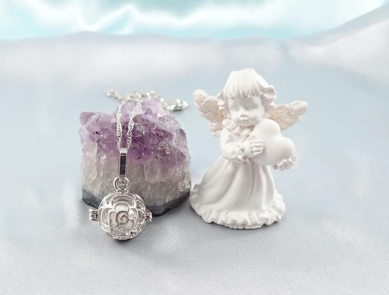 Nyitható medál, howlit gyönggyel, kicsi