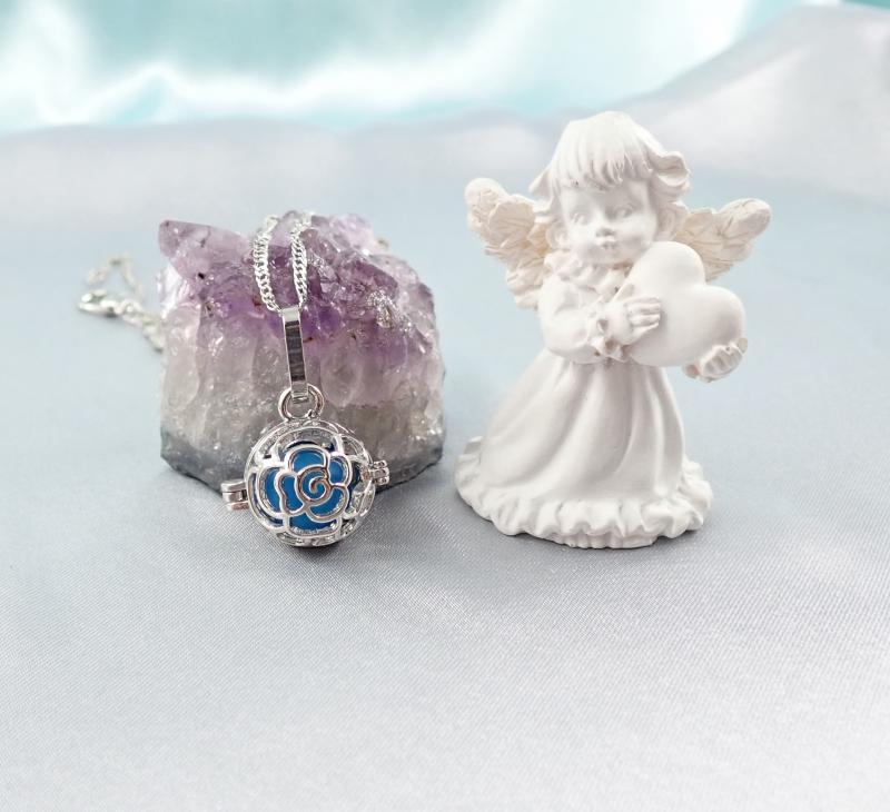 Nyitható medál, kék achát gyönggyel, kicsi