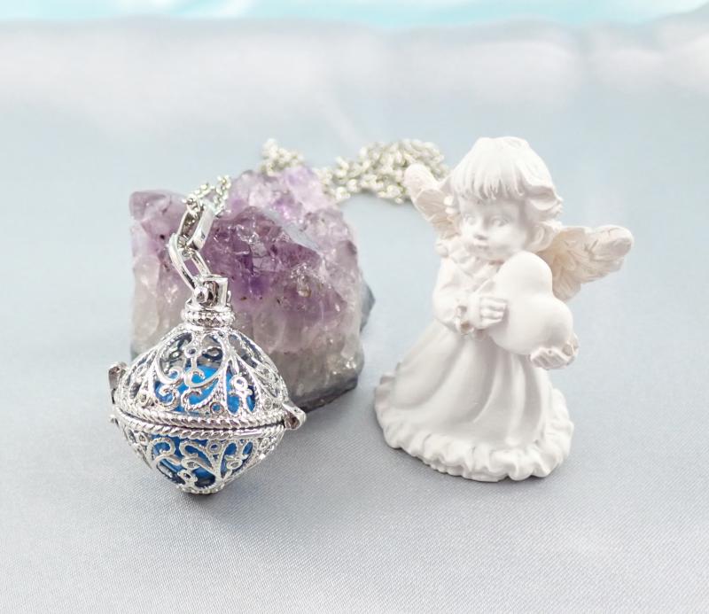 Nyitható medál kék gyönggyel 1