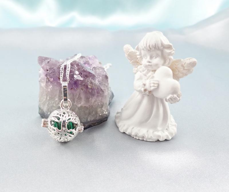 Nyitható medál, malachit gyönggyel, kicsi