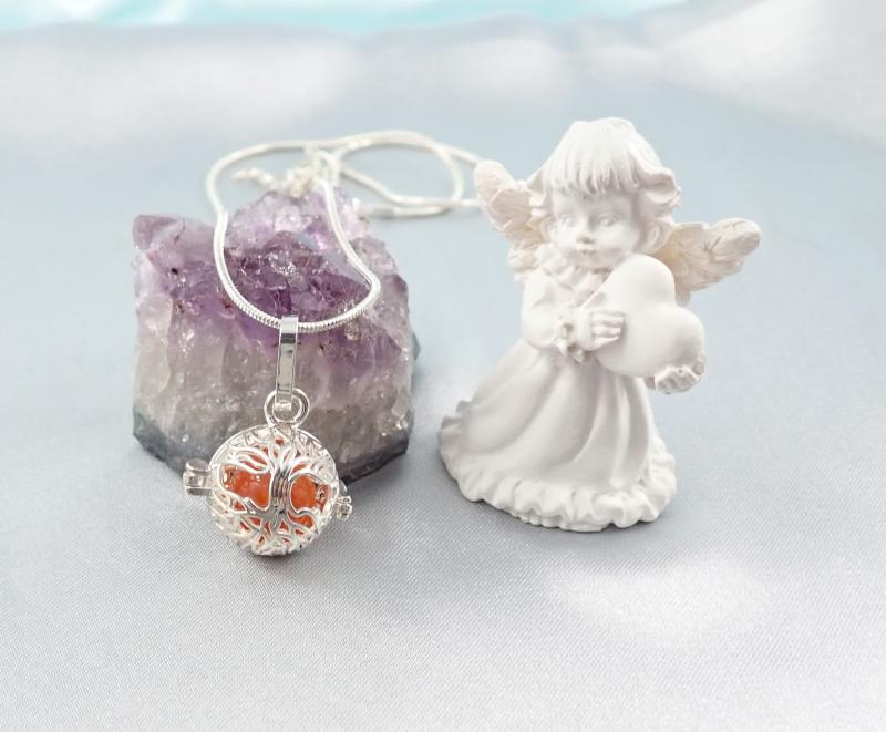 Nyitható medál, narancsszín gyönggyel, kicsi