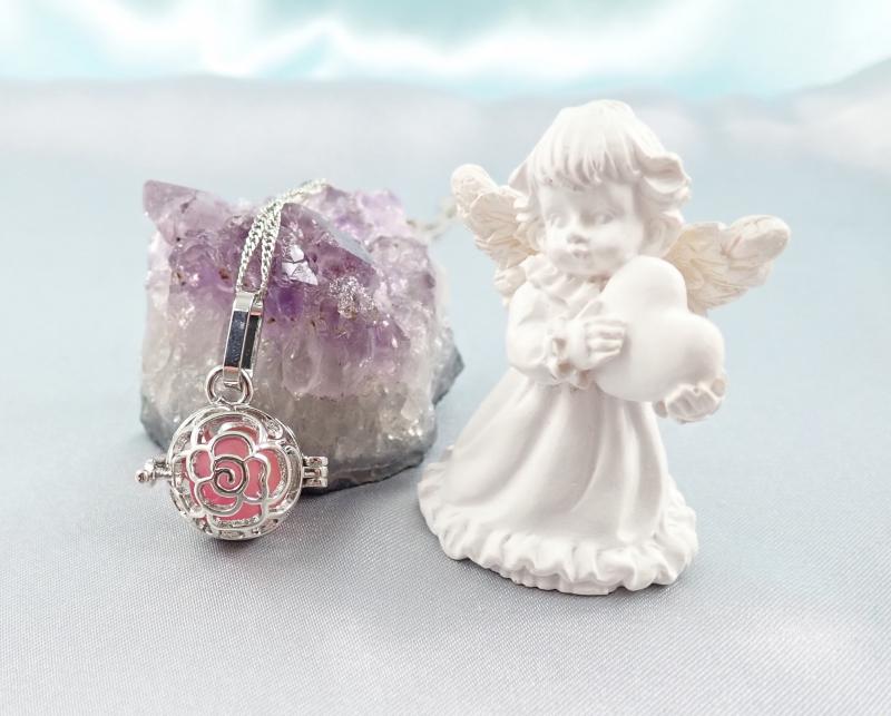 Nyitható medál, rózsaszín achát gyönggyel, kicsi