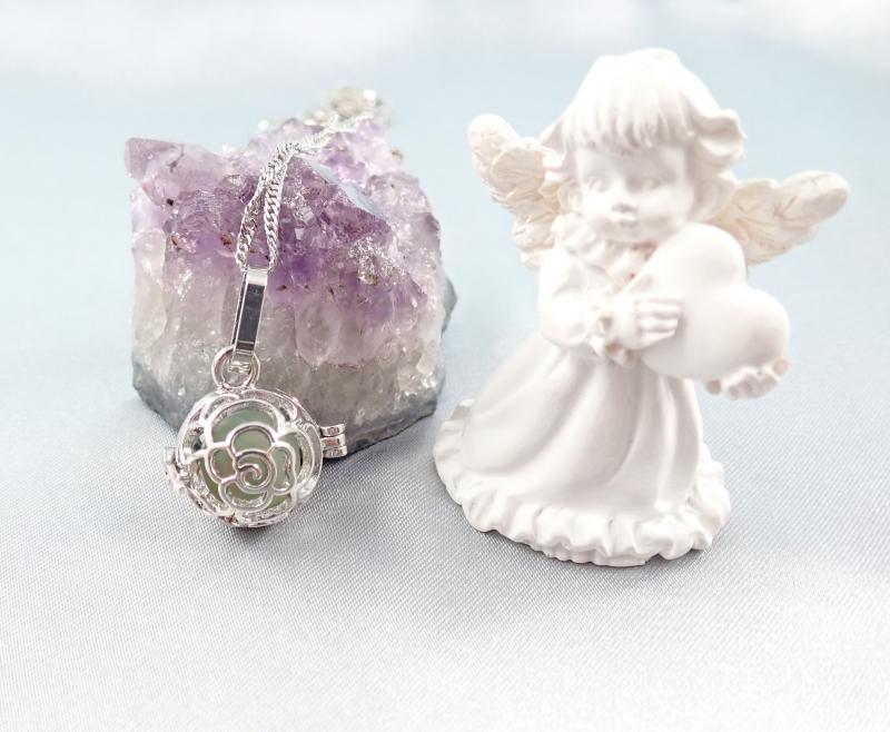 Nyitható medál, szürke achát gyönggyel, kicsi