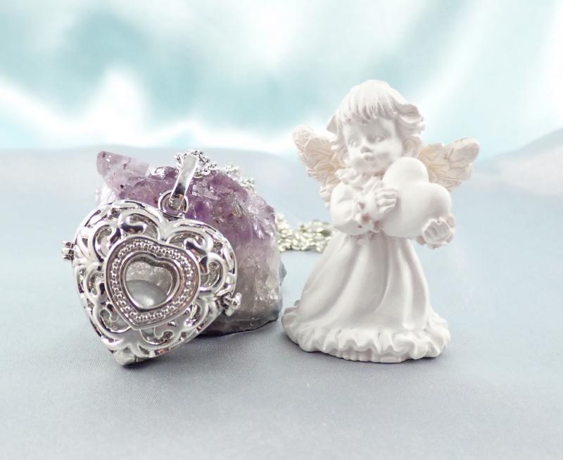 Nyitható, szív alakú medál ezüstszürke gyönggyel