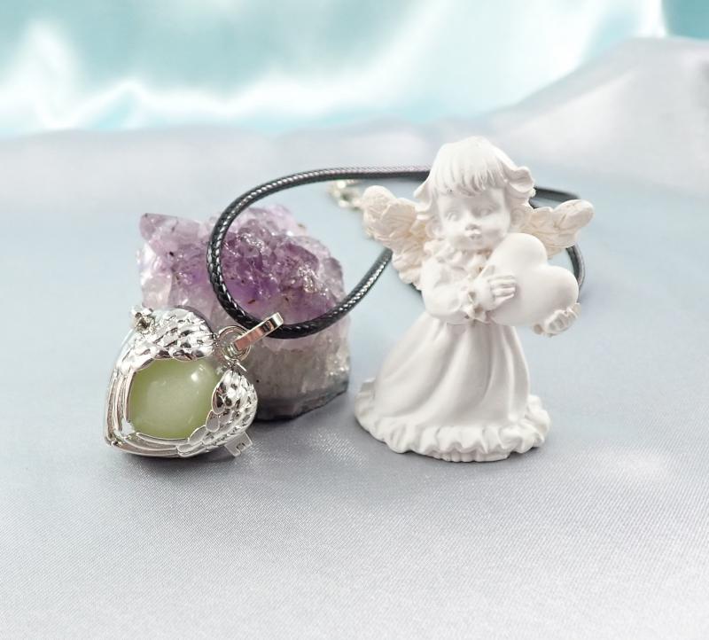 Nyitható, szív alakú medál jádéval