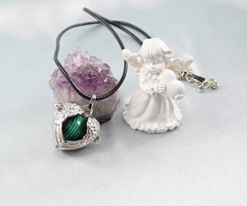 Nyitható, szív alakú medál malachittal