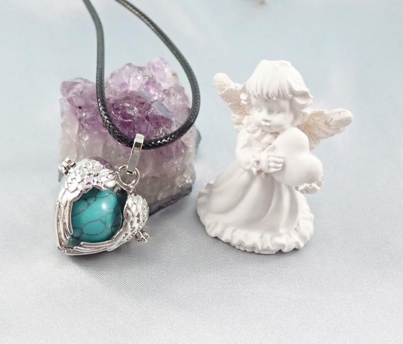 Nyitható, szív alakú medál türkinittel