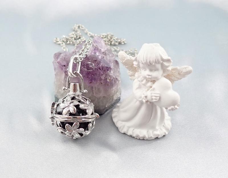 Nyitható, virágmintás medál fekete gyönggyel