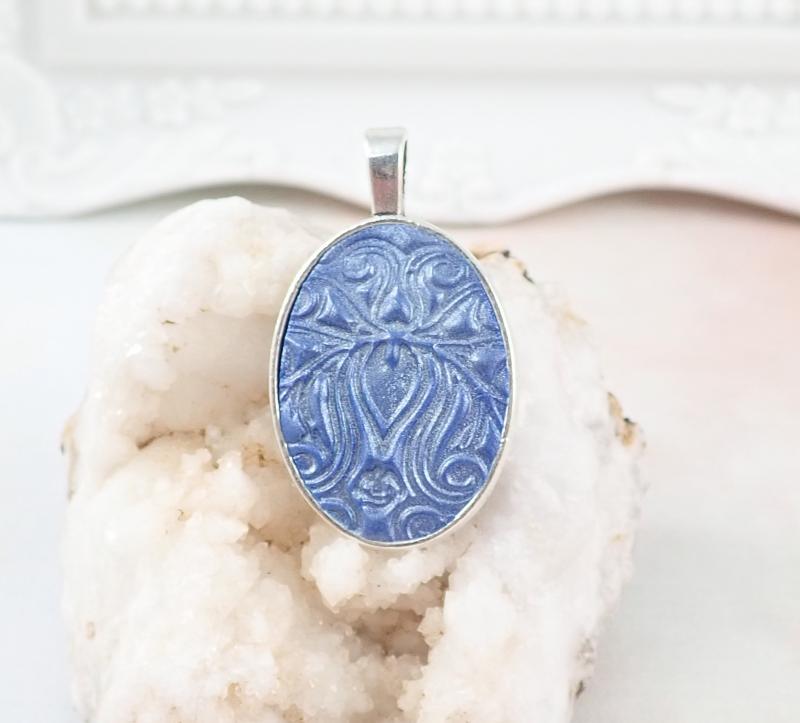 Ovális, dombormintás medál kék, 1