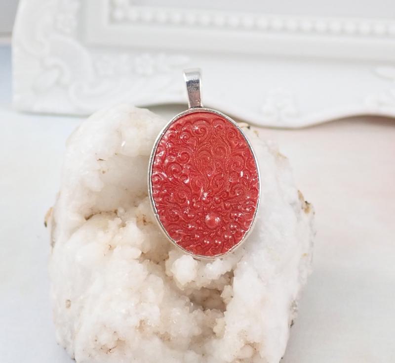 Ovális, dombormintás medál piros, 1