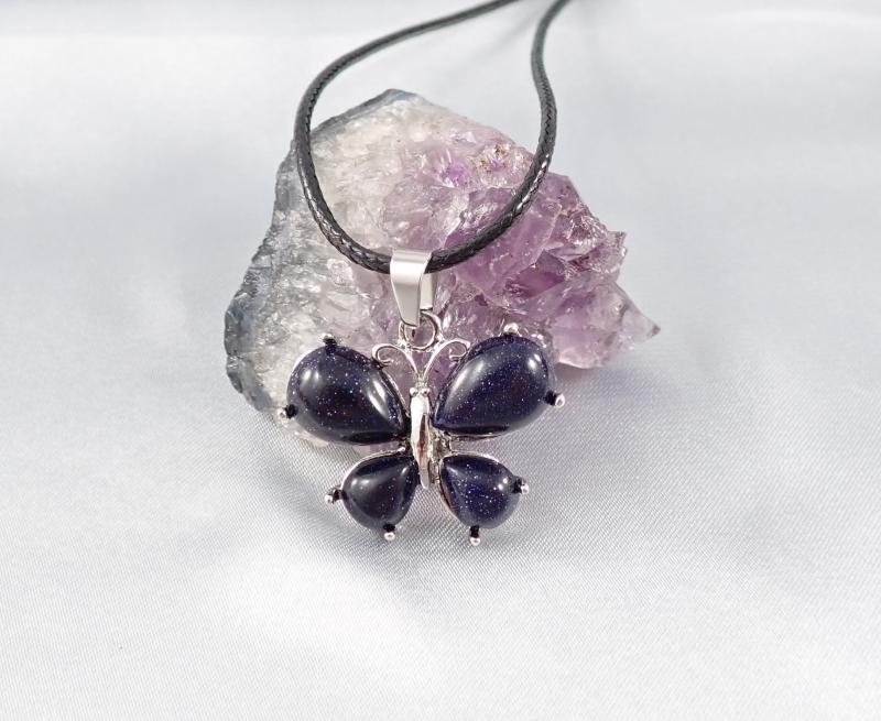 Pillangó medál, kék napkővel