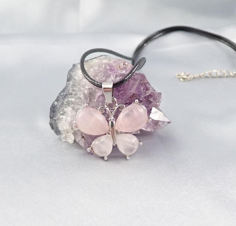 Pillangó medál, rózsakvarccal 1