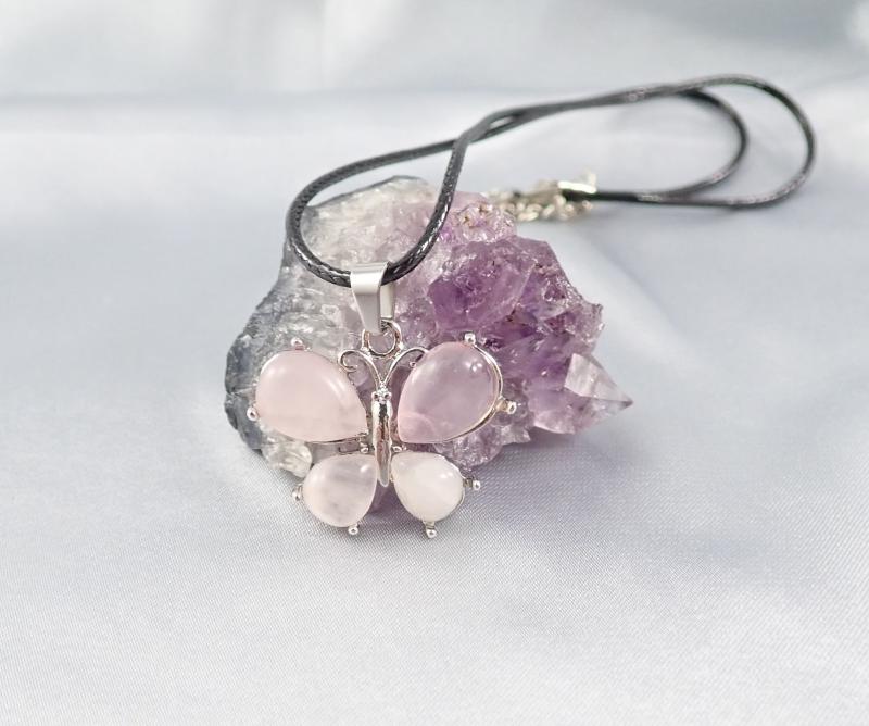 Pillangó medál, rózsakvarccal 2