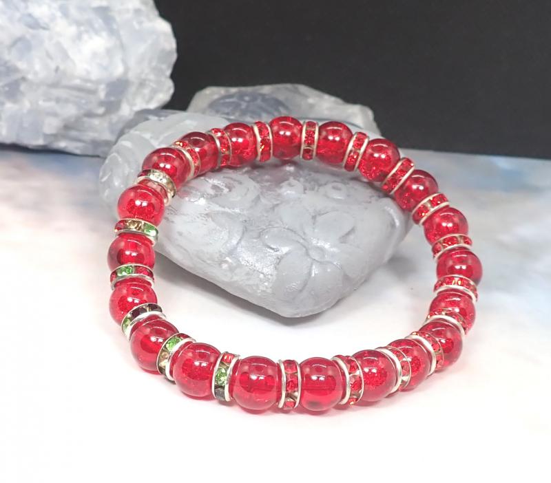 Piros, csillogó karkötő