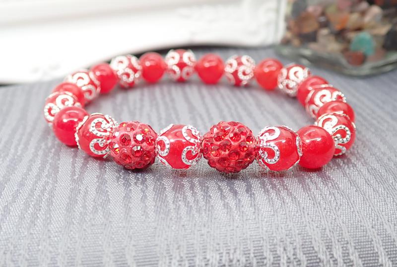 Piros jáde karkötő shamballával