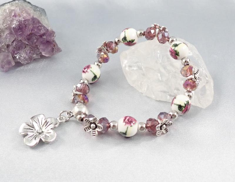 Porcelán karkötő, lila-fehér virágos