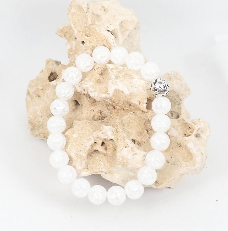 Roppantott gyöngy karkötő, fehér, fém gyönggyel (XXL)