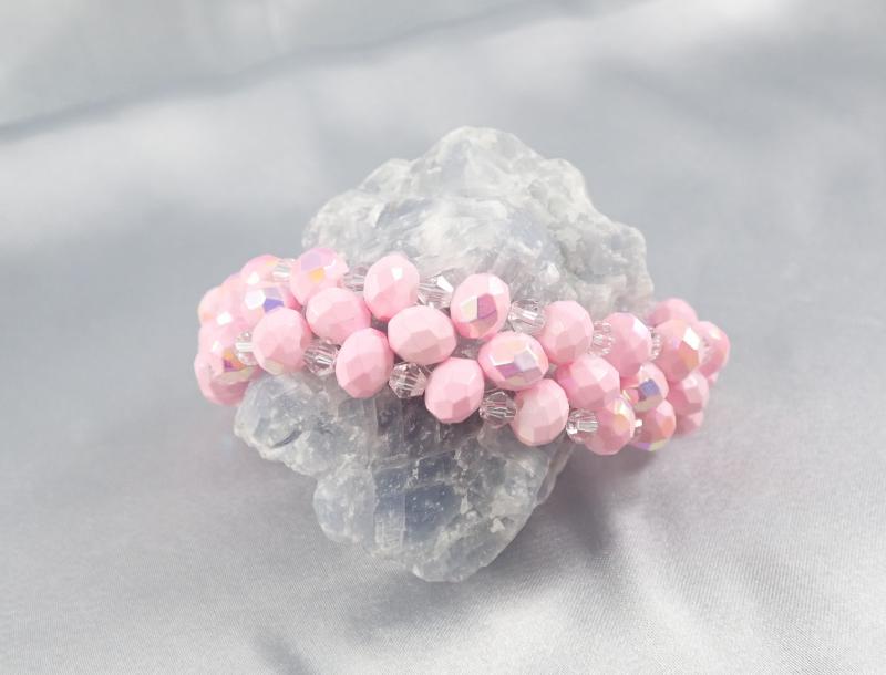 Rózsaszín fűzött karkötő