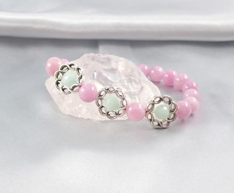 Rózsaszín jáde karkötő hullámos gyöngykerettel