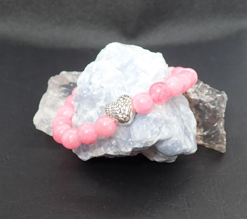 Rózsaszín jáde karkötő szívvel