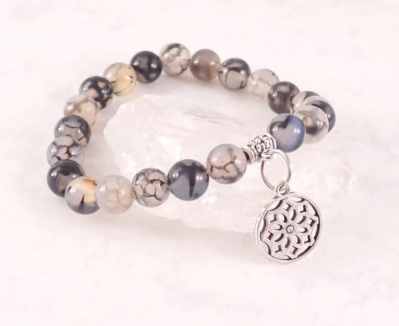 Sárkányvér achát karkötő virág mintás medállal