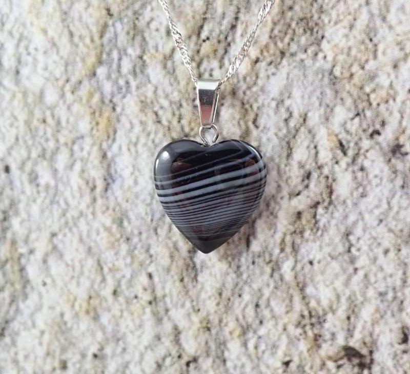 Szív formájú sávos achát medál nyakláccal, szürke
