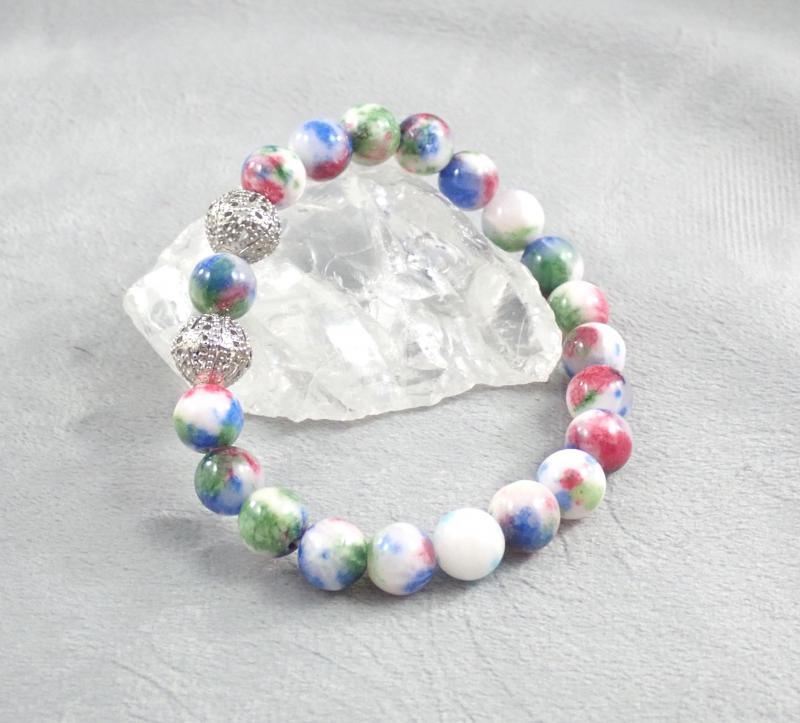 Szivárvány jáde karkötő csipkés gömbökkel