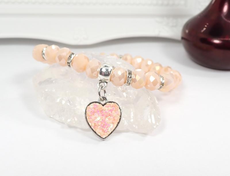 Szívecskés karkötő, barackszín