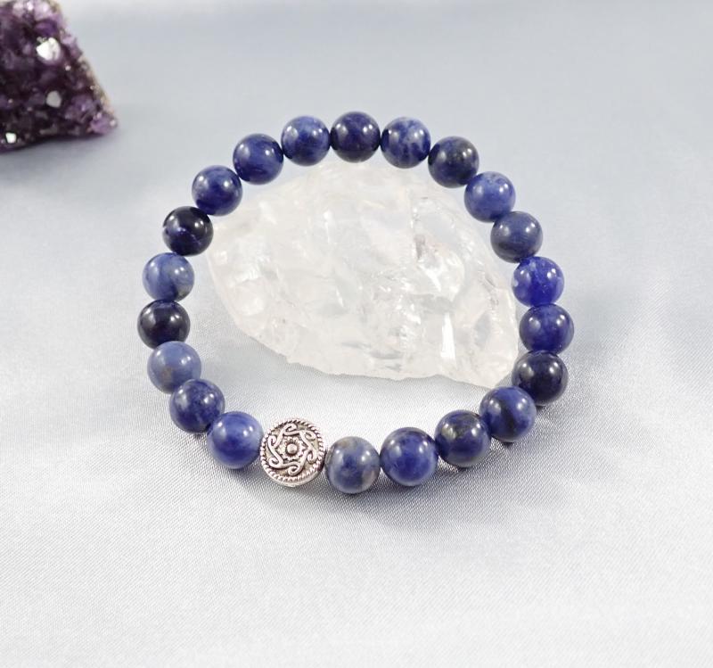 Szodalit karkötő fém gyönggyel