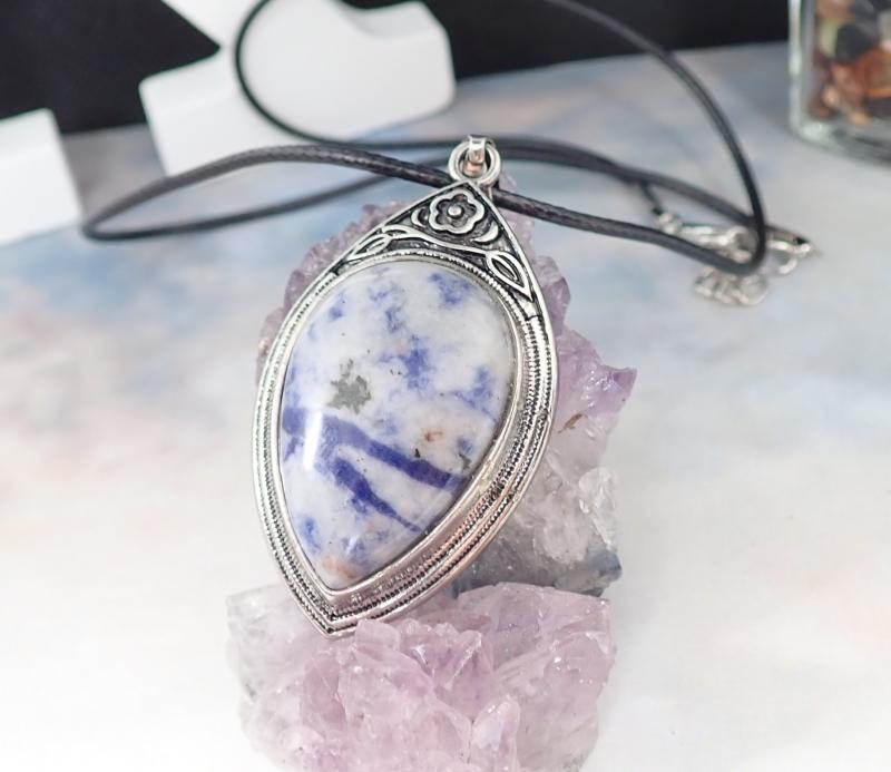 Szodalit medál antik hatású keretben