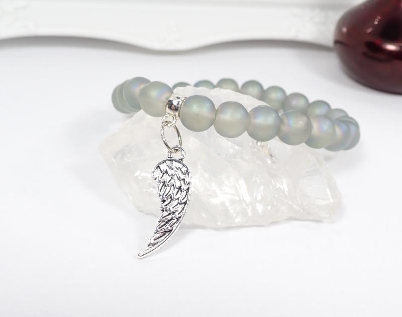 Szürke achát karkötő angyalszárnnyal