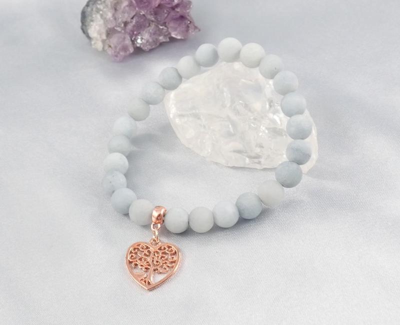 Szürke matt achát karkötő rosegold szívvel