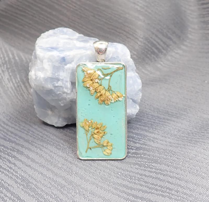 Téglalap alakú medál virággal 1