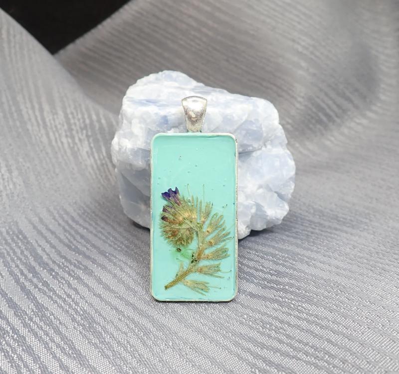 Téglalap alakú medál virággal 2