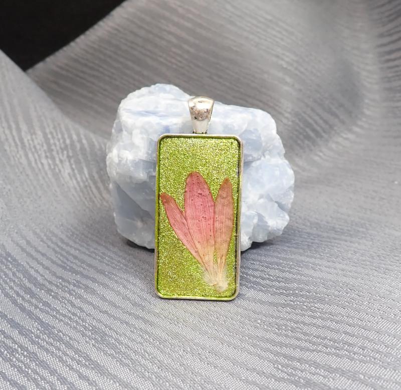 Téglalap alakú medál virággal 3