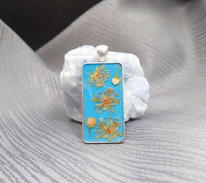 Téglalap alakú medál virággal 4