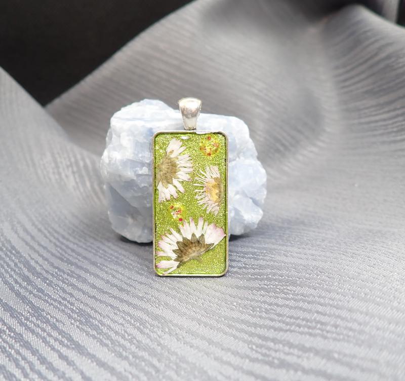 Téglalap alakú medál virággal 5