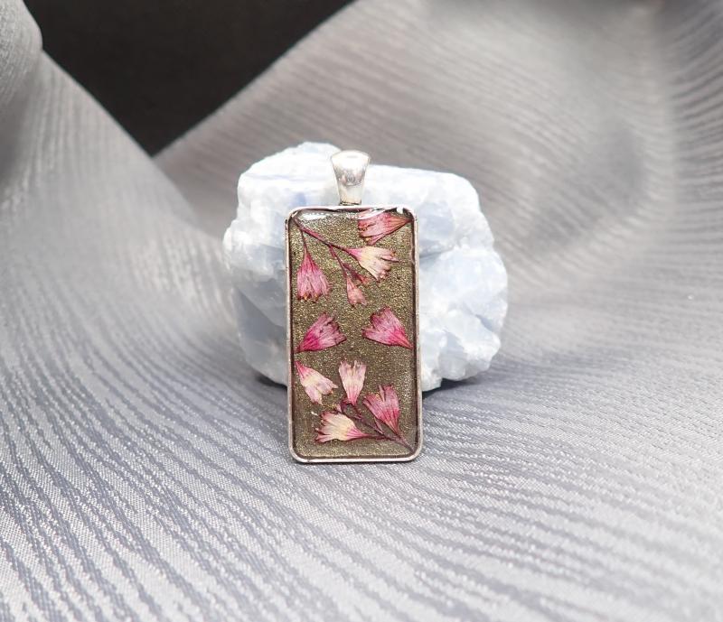 Téglalap alakú medál virággal 6