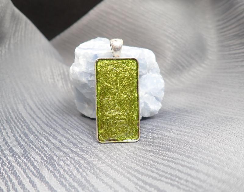 Téglalap alakú medál, zöld-fekete