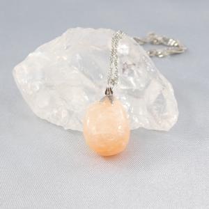 Alabástrom medál lánccal, szabálytalan formájú 1